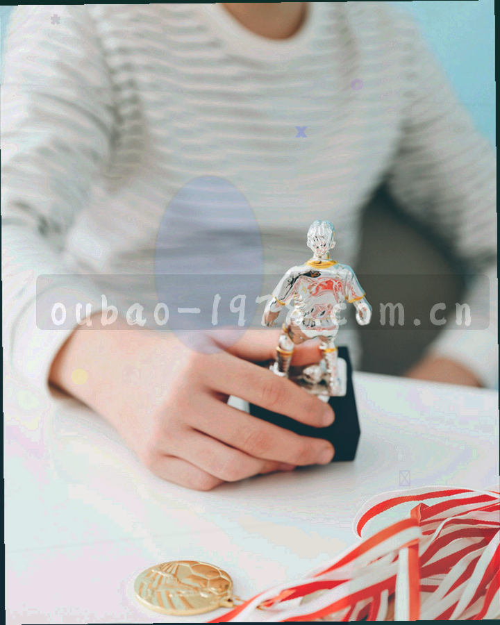 球场边第四官员举起的补时牌特写，画面做低饱和处理并叠加细坐标线